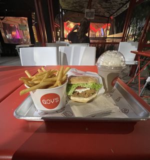 Papas francés, el pollo, malteada de oreo   at Goy's Plant-Based Burgers - Álvaro Obregón in Mexico City