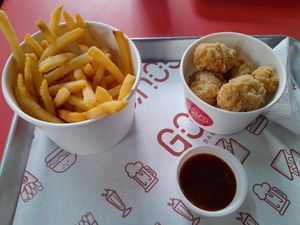 Las papas y una bolitas de no pollo at Goy's Plant-Based Burgers - Álvaro Obregón in Mexico City