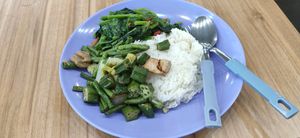 The food is delicious and cheap at Bao Sheng 宝昇 in East Singapore