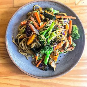 yakisoba de legumes at Vila Tropical in Belo Horizonte