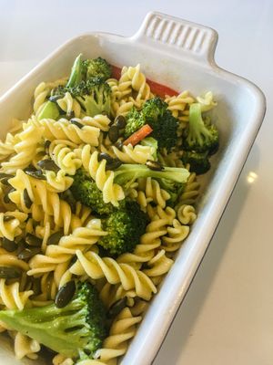 salada de pasta com brócolis e maionese de alho at Vila Tropical in Belo Horizonte