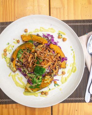 salada de quinoa com crispy de batata doce at Vila Tropical in Belo Horizonte