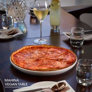 치즈 피자 Cheese Pizza
비건 도우 | 토마토 소스 | 비건 모짜렐라 치즈, 비건 가루 치즈, 핫 소스
Vegan Dough | Tomato Sauce | Vegan Mozzarella Cheese, Veg at Mahina Vegan Table in Seoul