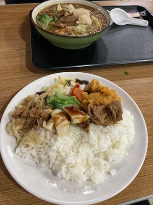 Vegetable rice  at Shàng Pǐn Shū Shí 尚品蔬食 in New Taipei City