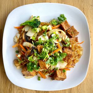 pad woon sen, made vegan with no egg & tofu as protein choice at Lucky Thai in Murfreesboro