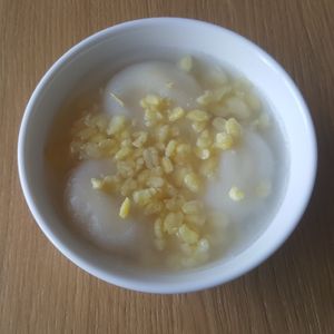 D2 - Bánh chay : Des gâteaux de riz gluant avec pâte de haricot mungo cuite au milieu, arrosé de sirop de farine de tapioca sucrée at Mon P'tit Hanoi in Rouen