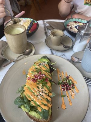vegan avocado bread w/ pomegranate seeds & spicy mayo 🌶  at Holy Nosh Deli in Kassel