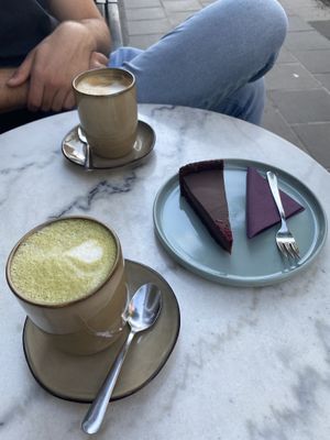 matcha latte w/ vegan choclate cake 🍫  at Holy Nosh Deli in Kassel