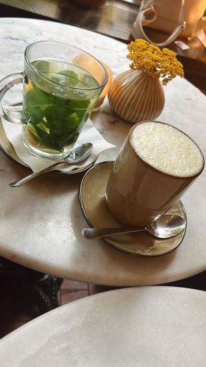 Minz-Ingwer Tee + Matcha Latte ( vegan) at Holy Nosh Deli in Kassel