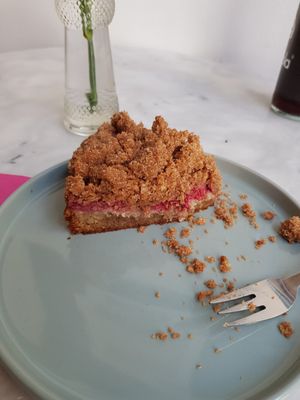 Vegan Spelt-Raspberry-Crumble-Cake at Holy Nosh Deli in Kassel