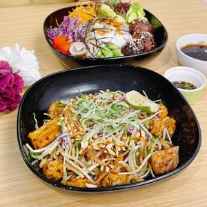 Phadthai with tempeh and jap meatball bowl at Sove in Central Singapore