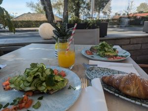 Avocado Brot, veganes Croissant, frischer Orangensaft at Green Foods in Seebruck