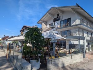 Outdoor seating at Green Foods in Seebruck