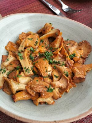 Setas de temporada salteadas. at Tatapas Gastroteka in Hondarribia