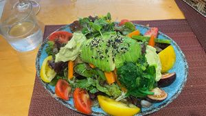 Ensalada con aguacate   at Tatapas Gastroteka in Hondarribia