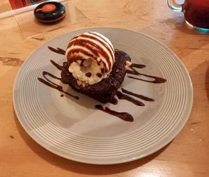 Brownie con helado (Vegan) at Dulcinea Café Vintage in Cali