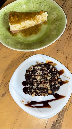 Brownie y cheesecake at Dulcinea Café Vintage in Cali