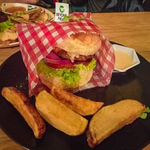 Beyond Burger 🍔🍟🌱 at Dulcinea Café Vintage in Cali