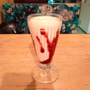 Malteada de frutos rojos 🍓 at Dulcinea Café Vintage in Cali