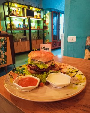 Hawaii Burger 🍔✨ at Dulcinea Café Vintage in Cali