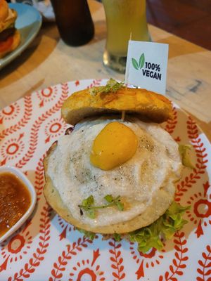 vegan egg burger at Dulcinea Café Vintage in Cali
