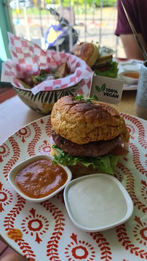 Beyond meat burger classic at Dulcinea Café Vintage in Cali