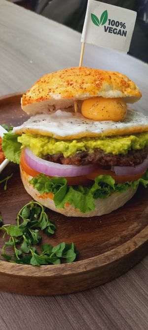 Hamburguesa La Cumbia at Dulcinea Café Vintage in Cali