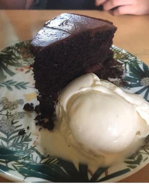 Torta vegana de chocolate con fresas de almíbar y helado de vainilla vegano  at Dulcinea Café Vintage in Cali