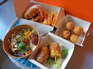 Doudou burger + Bush bowl + Corn skewers + Mini-muffins at L'Embuscade in Paris