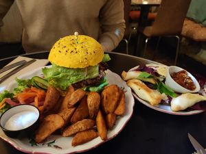Entrate y primer plato at L'Embuscade in Paris