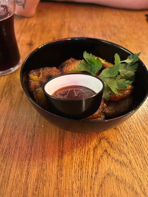 Entrada de banana frita com molho barbecue at L'Embuscade in Paris