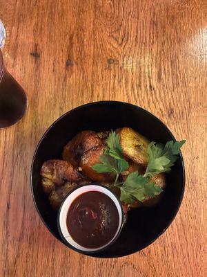 Entrada de banana frita com molho barbecue at L'Embuscade in Paris