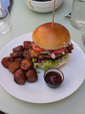 Le sosote avec aloko et sauce BBQ at L'Embuscade in Paris