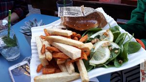 Burger at L'Embuscade in Paris