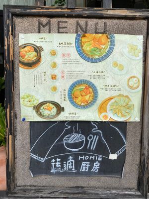 Picture menu outside at Homie 蔬適廚房 - Vegetarian Kitchen in Taichung