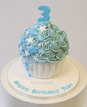Giant cupcake cake - blue stars. at Alice in Cakeland in Rotterdam