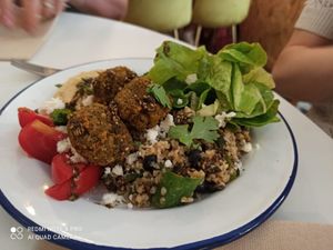 Assiette libanaise at The Robin Room in Amiens