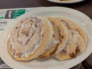 Cinnamon bun pancakes at Queens Coach in Niagara Falls