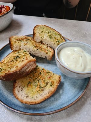 Garlic bread with aioli at Skrymslet Under Trappan in Norrkoping