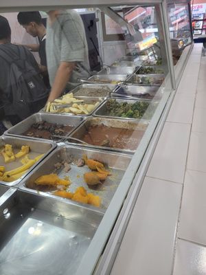 buffet style at El Jardin Vegetariano in Panama City