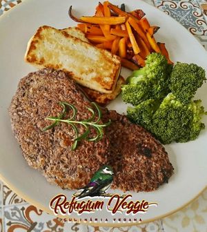 Tofu e bife de feijão at Refugium Veggie in Piracicaba