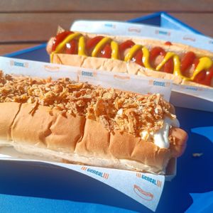 Cachorro quente vegano com maionese trufada e cebola frita // cachorro quente vegano clássico. at Geneal Bondinho Pão de Açúcar in Rio De Janeiro