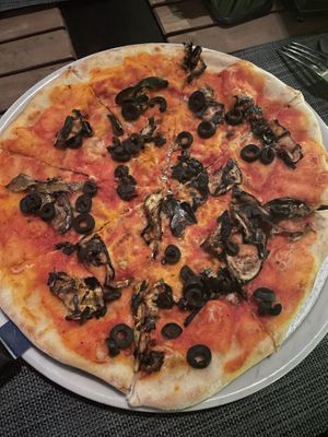 Scam vegetarian pizza without cheese and onion 17US$  at Il Pellicano Cucina Italiana in Caye Caulker