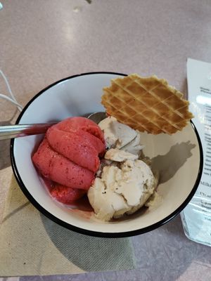 Strawberry and banana at IceLab NiceCream Creations in Antwerpen