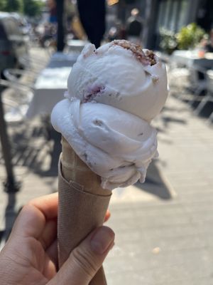 Stracciatella and cheese cake ice cream  at IceLab NiceCream Creations in Antwerpen