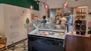 Interior, counter at IceLab NiceCream Creations in Antwerpen