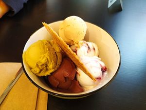 6 half scoops: amareno, cheesecake, hazelnut, pistachio, chocolate and speculoos at IceLab NiceCream Creations in Antwerpen