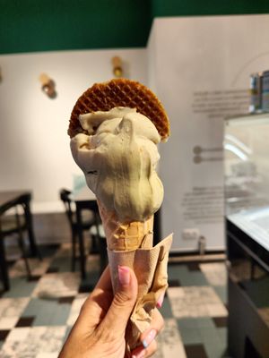 Pistachios and stroopwafel icecream at IceLab NiceCream Creations in Antwerpen