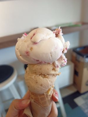 Cheesecake and stroopwafels at IceLab NiceCream Creations in Antwerpen