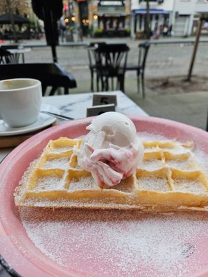 Glutenvrije wafel met ijs en koffie at IceLab NiceCream Creations in Antwerpen